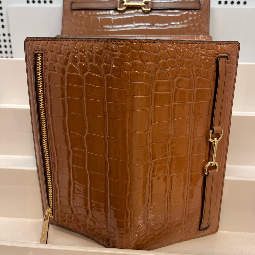 MICHAEL KORS Carson Large Snap Crocodile Embossed Bifold Wallet
Luggage
NWT - Picture 3 of 16
